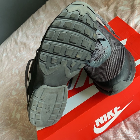 ‼️‼️SOLD‼️‼️‼️. Men’s Size 9 Black and Gray Nikes - Picture 4 of 8